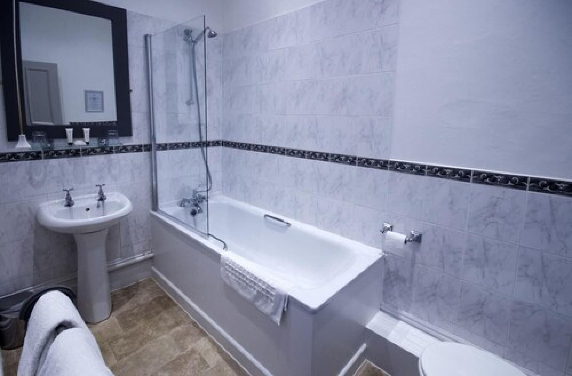 The White Hart Inn Уинчкомб Екстериор снимка