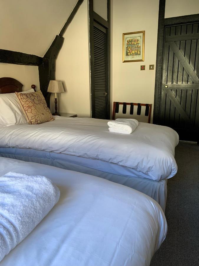 The White Hart Inn Уинчкомб Екстериор снимка