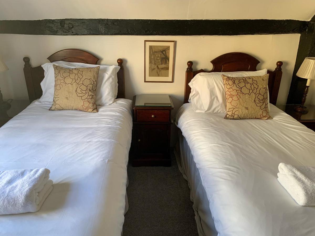 The White Hart Inn Уинчкомб Екстериор снимка