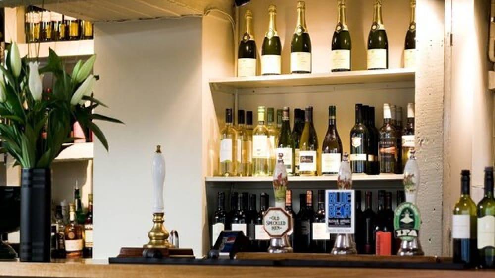 The White Hart Inn Уинчкомб Екстериор снимка
