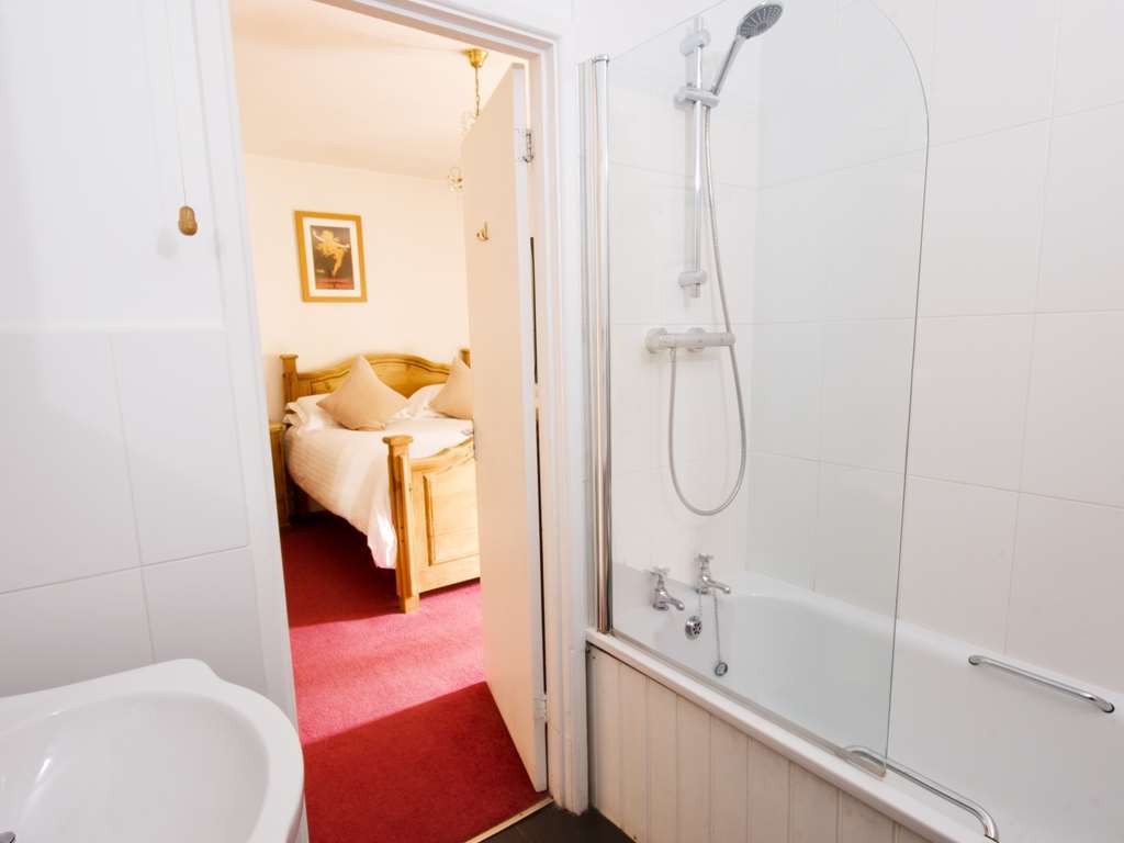 The White Hart Inn Уинчкомб Стая снимка