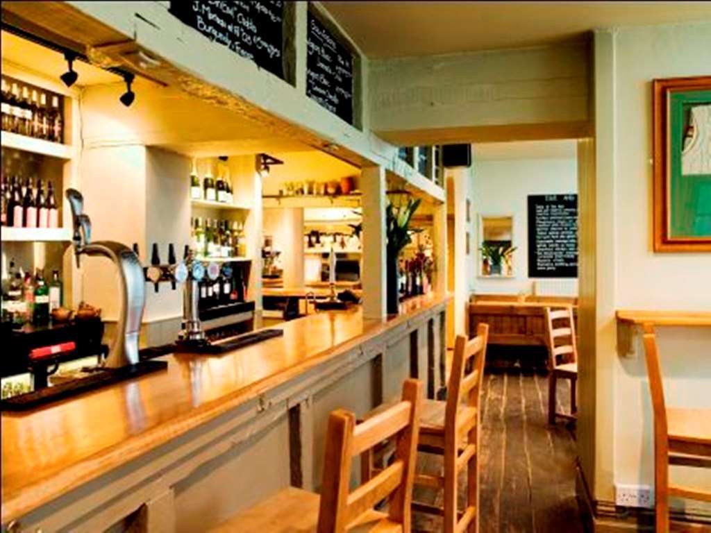 The White Hart Inn Уинчкомб Ресторант снимка