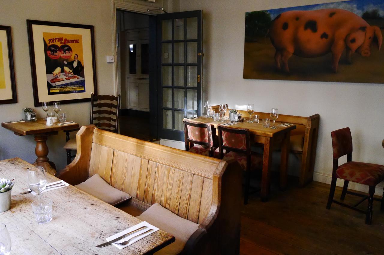 The White Hart Inn Уинчкомб Екстериор снимка