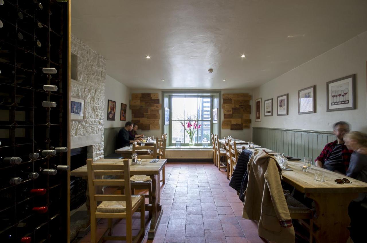 The White Hart Inn Уинчкомб Екстериор снимка