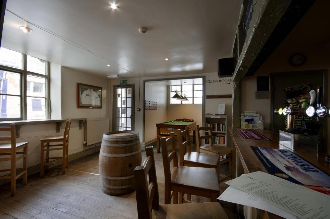 The White Hart Inn Уинчкомб Екстериор снимка